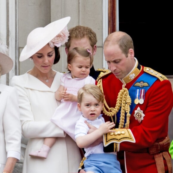 La famille royale britannique au balcon du palais de Buckingham le 11 juin 2016 lors de la parade Trooping the Colour. Le prince William s'est agenouillé auprès de son fils le prince George de Cambridge lors de la parade aérienne ; la reine Elizabeth II a rappelé son petit-fils à l'ordre, lui enjoignant de se relever.