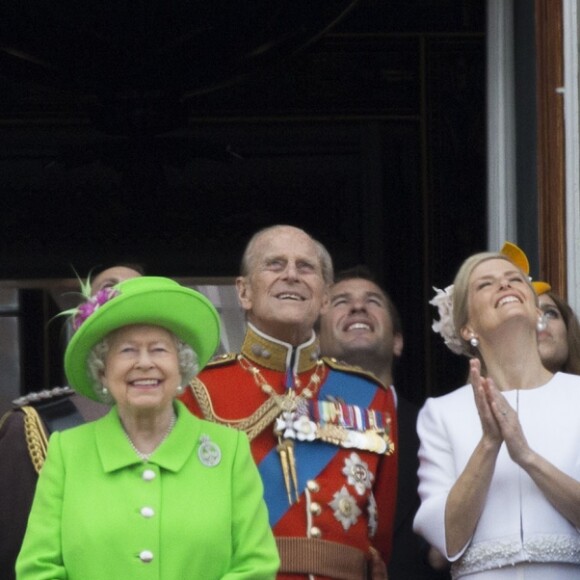 La famille royale britannique au balcon du palais de Buckingham le 11 juin 2016 lors de la parade Trooping the Colour. Le prince William s'est agenouillé auprès de son fils le prince George de Cambridge lors de la parade aérienne ; la reine Elizabeth II a rappelé son petit-fils à l'ordre, lui enjoignant de se relever.