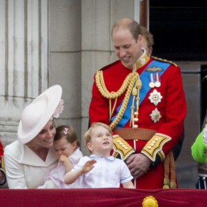 La famille royale britannique au balcon du palais de Buckingham le 11 juin 2016 lors de la parade Trooping the Colour. Le prince William s'est agenouillé auprès de son fils le prince George de Cambridge lors de la parade aérienne ; la reine Elizabeth II a rappelé son petit-fils à l'ordre, lui enjoignant de se relever.