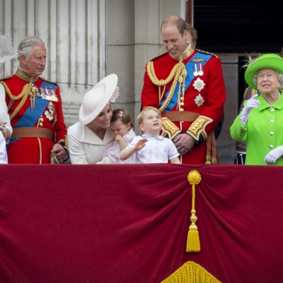 La famille royale britannique au balcon du palais de Buckingham le 11 juin 2016 lors de la parade Trooping the Colour. Le prince William s'est agenouillé auprès de son fils le prince George de Cambridge lors de la parade aérienne ; la reine Elizabeth II a rappelé son petit-fils à l'ordre, lui enjoignant de se relever.