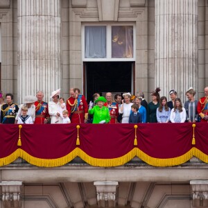 La famille royale britannique au balcon du palais de Buckingham le 11 juin 2016 lors de la parade Trooping the Colour. Le prince William s'est agenouillé auprès de son fils le prince George de Cambridge lors de la parade aérienne ; la reine Elizabeth II a rappelé son petit-fils à l'ordre, lui enjoignant de se relever.