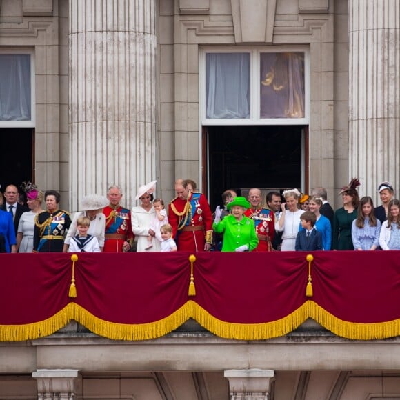 La famille royale britannique au balcon du palais de Buckingham le 11 juin 2016 lors de la parade Trooping the Colour. Le prince William s'est agenouillé auprès de son fils le prince George de Cambridge lors de la parade aérienne ; la reine Elizabeth II a rappelé son petit-fils à l'ordre, lui enjoignant de se relever.