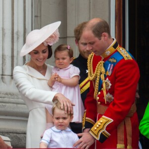 La famille royale britannique au balcon du palais de Buckingham le 11 juin 2016 lors de la parade Trooping the Colour. Le prince William s'est agenouillé auprès de son fils le prince George de Cambridge lors de la parade aérienne ; la reine Elizabeth II a rappelé son petit-fils à l'ordre, lui enjoignant de se relever.