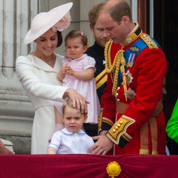 La famille royale britannique au balcon du palais de Buckingham le 11 juin 2016 lors de la parade Trooping the Colour. Le prince William s'est agenouillé auprès de son fils le prince George de Cambridge lors de la parade aérienne ; la reine Elizabeth II a rappelé son petit-fils à l'ordre, lui enjoignant de se relever.