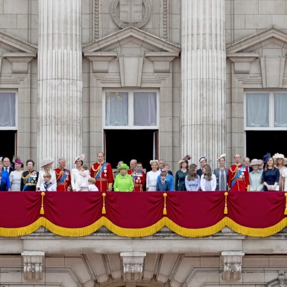 La famille royale britannique au balcon du palais de Buckingham le 11 juin 2016 lors de la parade Trooping the Colour. Le prince William s'est agenouillé auprès de son fils le prince George de Cambridge lors de la parade aérienne ; la reine Elizabeth II a rappelé son petit-fils à l'ordre, lui enjoignant de se relever.