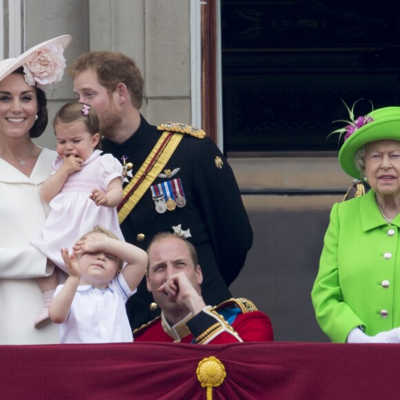 Le prince William s'est agenouillé auprès de son fils le prince George de Cambridge lors de la parade aérienne du défilé Trooping the Colour, le 11 juin 2016 au balcon du palais de Buckingham. La reine Elizabeth II a rappelé son petit-fils à l'ordre, lui enjoignant de se relever.