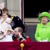 Le prince William s'est agenouillé auprès de son fils le prince George de Cambridge lors de la parade aérienne du défilé Trooping the Colour, le 11 juin 2016 au balcon du palais de Buckingham. La reine Elizabeth II a rappelé son petit-fils à l'ordre, lui enjoignant de se relever.