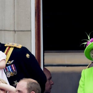 Le prince William s'est agenouillé auprès de son fils le prince George de Cambridge lors de la parade aérienne du défilé Trooping the Colour, le 11 juin 2016 au balcon du palais de Buckingham. La reine Elizabeth II a rappelé son petit-fils à l'ordre, lui enjoignant de se relever.