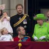 Le prince William s'est agenouillé auprès de son fils le prince George de Cambridge lors de la parade aérienne du défilé Trooping the Colour, le 11 juin 2016 au balcon du palais de Buckingham. La reine Elizabeth II a rappelé son petit-fils à l'ordre, lui enjoignant de se relever.