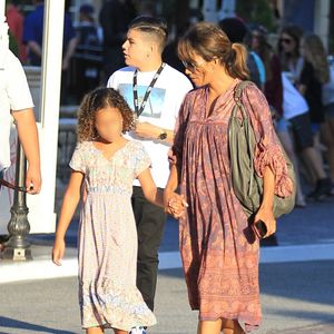 Halle Berry se promène avec sa fille Nahla Aubry au centre commercial The Grove à Los Angeles le 17 juin 2016.
