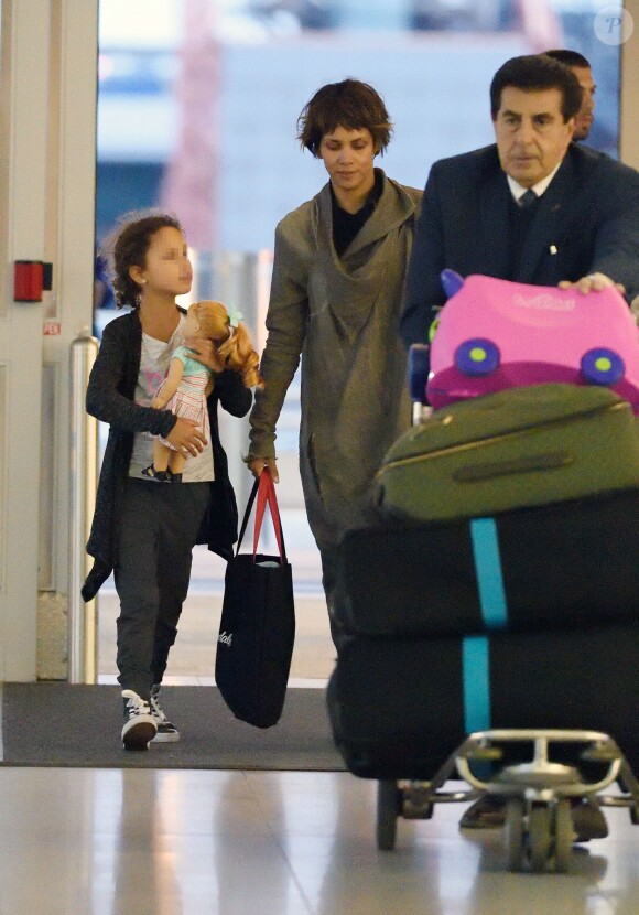 Exclusif - Halle Berry et sa fille Nahla à l'aéroport JFK de New York, le 5 mai 2016.
