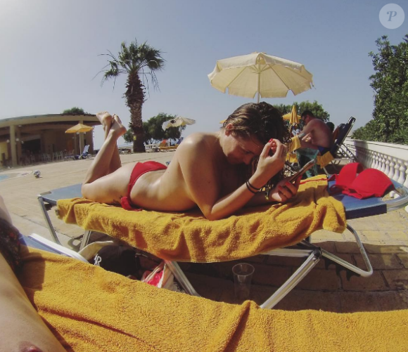 Alexia en vacances en Grèce avec son compagnon Stéphane. Elle pose topless. Juin 2016.