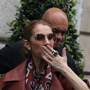 Céline Dion quitte le Royal Monceau pour prendre un jet privé au Bourget (pour Anvers où elle doit donner 2 concerts) à Paris le 19 juin 2016