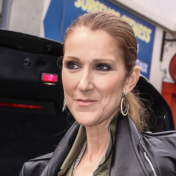 Céline Dion à la sortie de son hôtel Royal Monceau pose avec des fans à Paris le 18 juin 2016