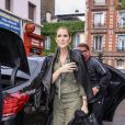 Céline Dion à la sortie de son hôtel Royal Monceau pose avec des fans à Paris le 18 juin 2016
