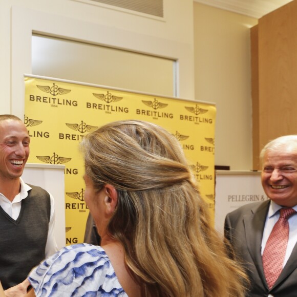 Exclusif -- Camille Lacourt, Frédérick Bousquet et Jean-François Pellegrin - Breitling offre sa nouvelle montre à trois nageurs du Cercle des Nageurs de Marseille le 16 juin 2016. Le célèbre horloger Breitling a présenté sa dernière création chez Pellegrin & Fils et a offert une montre, le chronographe connecté Exospace B55, à trois des sélectionnés olympiques du cercle des nageurs de Marseille. De son côté, Arnaud Pellegrin, directeur de Pellegrin & Fils, a remis aux nageurs la médaille de Notre-Dame de La Garde pour leur porter chance à Rio. © Philippe Doignon / Bestimage