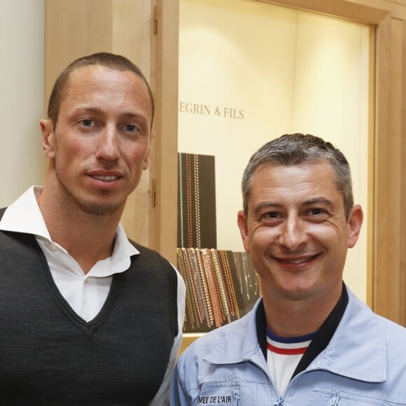 Exclusif - Frédérick Bousquet et Le commandant Xavier Debras, directeur de la patrouille de France - Breitling offre sa nouvelle montre à trois nageurs du Cercle des Nageurs de Marseille le 16 juin 2016. Le célèbre horloger Breitling a présenté sa dernière création chez Pellegrin & Fils et a offert une montre, le chronographe connecté Exospace B55, à trois des sélectionnés olympiques du cercle des nageurs de Marseille. De son côté, Arnaud Pellegrin, directeur de Pellegrin & Fils, a remis aux nageurs la médaille de Notre-Dame de La Garde pour leur porter chance à Rio. © Philippe Doignon / Bestimage