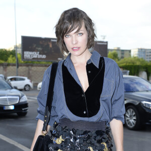 Milla Jovovich arrive à la Fondazione Prada pour assister au dîner post-défilé Prada (collection masculine printemps-été 2017). Milan, le 19 juin 2016.