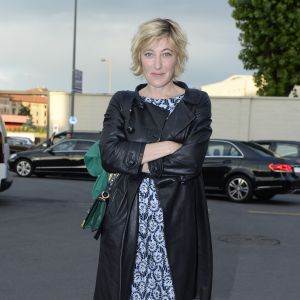 Valeria Bruni-Tedeschi arrive à la Fondazione Prada pour assister au dîner post-défilé Prada (collection masculine printemps-été 2017). Milan, le 19 juin 2016.