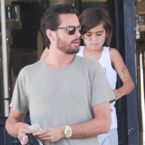 Scott Disick et son fils Mason à la sortie de Barney's New York à Beverly Hills, le 20 juin 2016.