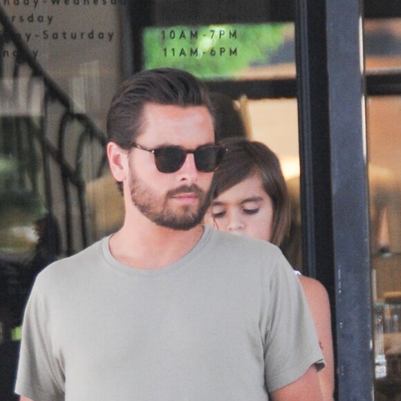 Scott Disick et son fils Mason à la sortie de Barney's New York à Beverly Hills, le 20 juin 2016.