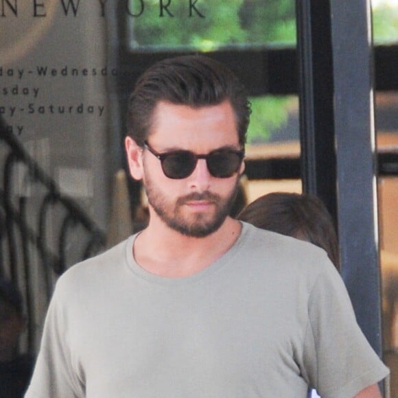 Scott Disick et son fils Mason à la sortie de Barney's New York à Beverly Hills, le 20 juin 2016.