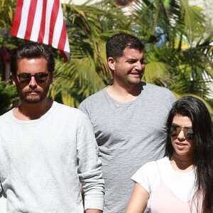 Kourtney Kardashian et son ex compagnon Scott Disick avec leurs enfants Mason, Penelope et Reign visitent le zoo de Santa Barbara le 19 juin 2016.