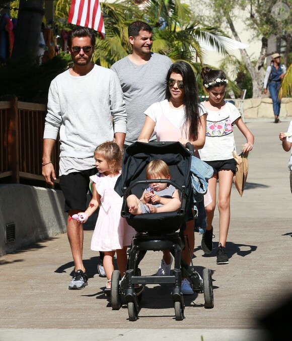 Kourtney Kardashian et son ex compagnon Scott Disick avec leurs enfants Mason, Penelope et Reign visitent le zoo de Santa Barbara le 19 juin 2016.