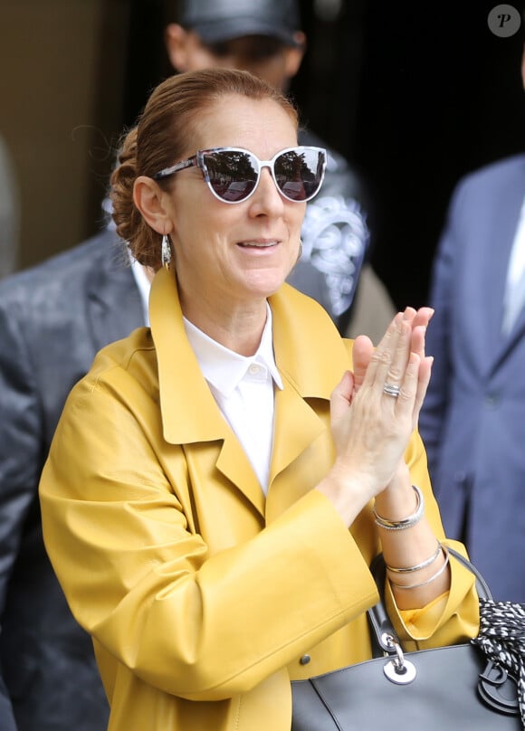 Céline Dion quitte son chic hôtel à Paris le 21 juin 2016.