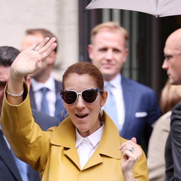 Céline Dion quitte son hôtel à Paris le 21 juin 2016.