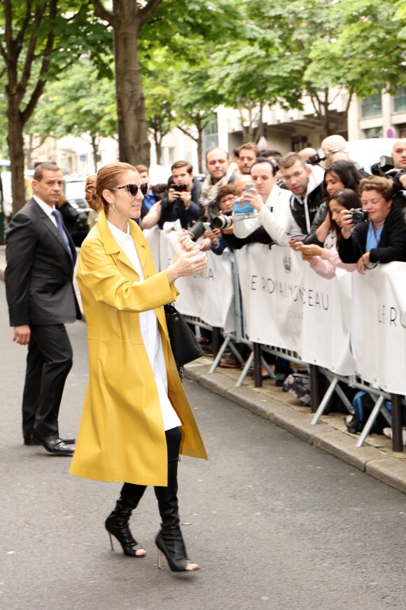 La chanteuse Céline Dion quitte son hôtel à Paris le 21 juin 2016.