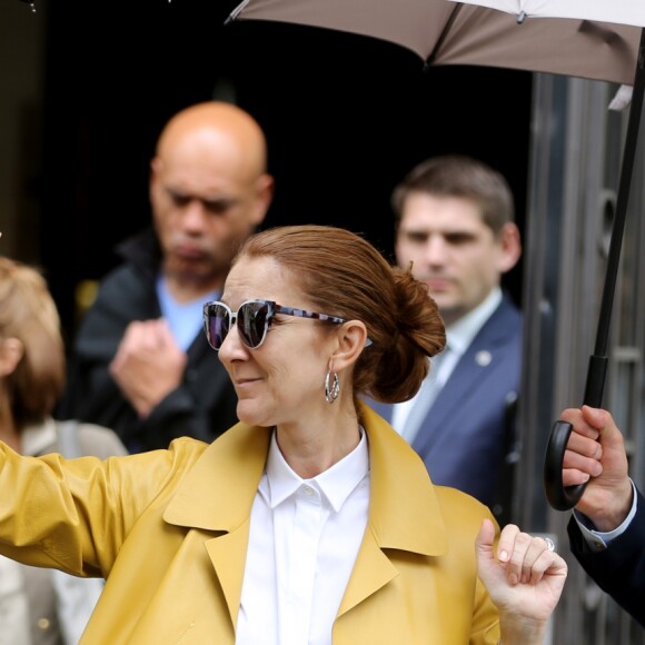 La diva Céline Dion quitte son hôtel à Paris le 21 juin 2016.
