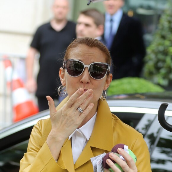 Céline Dion quitte son hôtel à Paris le 21 juin 2016.