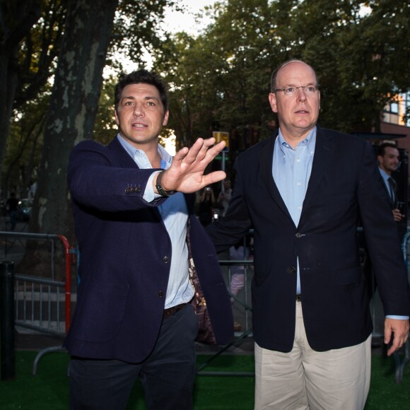 Le prince Albert II de Monaco et Byron Kelleher assistent à la soirée d'ouverture du Haka Corner, premier bar néo-zélandais à Toulouse le 11 septembre 2015.