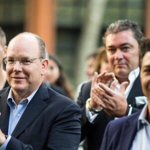 Le prince Albert II de Monaco et Byron Kelleher assistent à la soirée d'ouverture du Haka Corner, premier bar néo-zélandais à Toulouse le 11 septembre 2015.