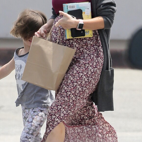 Megan Fox enceinte fait du shopping avec son fils Noah à Brentwood le 15 juin 2016.