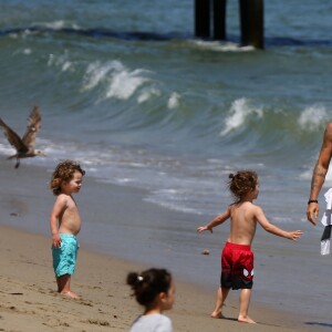 Megan Fox enceinte en famille avec son mari Brian Austin Green et leurs enfants Bodhi et Noah Green sur une plage à Malibu, le 30 avril 2016