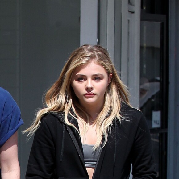 Chloë Grace Moretz et son coiffeur Gregory Russell en tenue décontractée à Los Angeles le 7 juin 2016.