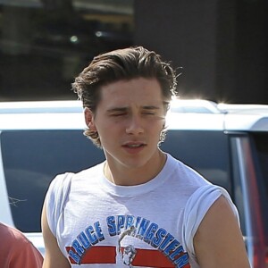 Brooklyn Beckham et sa petite amie Chloë Grace Moretz se promène main dans la main à la sortie d'une pharmacie à Beverly Hills. Le 19 mai 2016