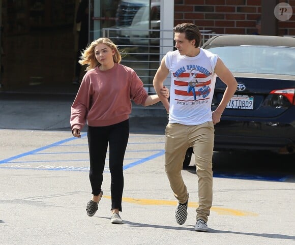 Brooklyn Beckham et sa petite amie Chloë Grace Moretz se promène main dans la main à la sortie d'une pharmacie à Beverly Hills. Le 19 mai 2016