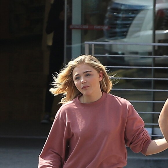 Brooklyn Beckham et sa petite amie Chloë Grace Moretz se promène main dans la main à la sortie d'une pharmacie à Beverly Hills. Le 19 mai 2016