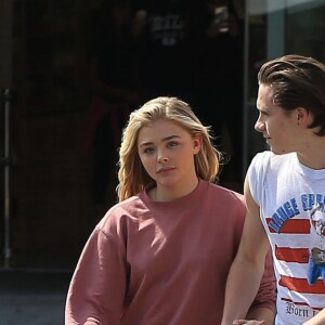 Brooklyn Beckham et sa petite amie Chloë Grace Moretz se promène main dans la main à la sortie d'une pharmacie à Beverly Hills. Le 19 mai 2016