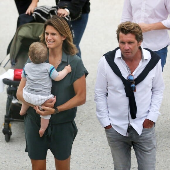 Amélie Mauresmo et son fils Aaron à l'inauguration du nouveau chai du Château Les Carmes Haut-Brion à Bordeaux le 24 juin 2016. © Patrick Bernard / Quentin Salinier / Bestimage