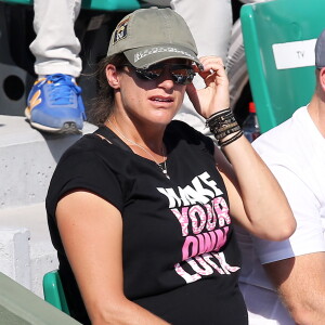 Amélie Mauresmo enceinte dans les tribunes lors de la demi-finale des Internationaux de tennis de Roland-Garros à Paris, le 5 juin 2015.