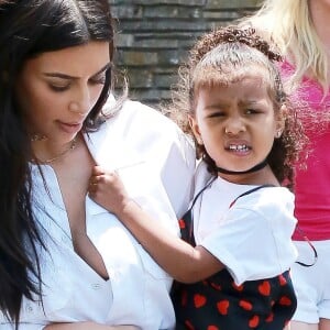 Kim Kardashian et Kanye West avec leur fille North lors d'une sortie au cinéma avec Kourtney Kardashian, Scott Disick, leurs enfants Penelope et Mason, et Kris Jenner, à Los Angeles le 25 juin 2016