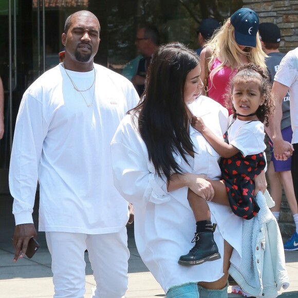 Kim Kardashian et Kanye West avec leur fille North lors d'une sortie au cinéma avec Kourtney Kardashian, Scott Disick, leurs enfants Penelope et Mason, et Kris Jenner, à Los Angeles le 25 juin 2016