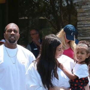 Kim Kardashian et Kanye West avec leur fille North lors d'une sortie au cinéma avec Kourtney Kardashian, Scott Disick, leurs enfants Penelope et Mason, et Kris Jenner, à Los Angeles le 25 juin 2016