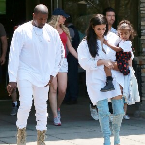 Kim Kardashian et Kanye West avec leur fille North lors d'une sortie au cinéma avec Kourtney Kardashian, Scott Disick, leurs enfants Penelope et Mason, et Kris Jenner, à Los Angeles le 25 juin 2016