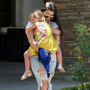 Kim Kardashian et Kanye West avec leur fille North lors d'une sortie au cinéma avec Kourtney Kardashian, Scott Disick, leurs enfants Penelope et Mason, et Kris Jenner, à Los Angeles le 25 juin 2016