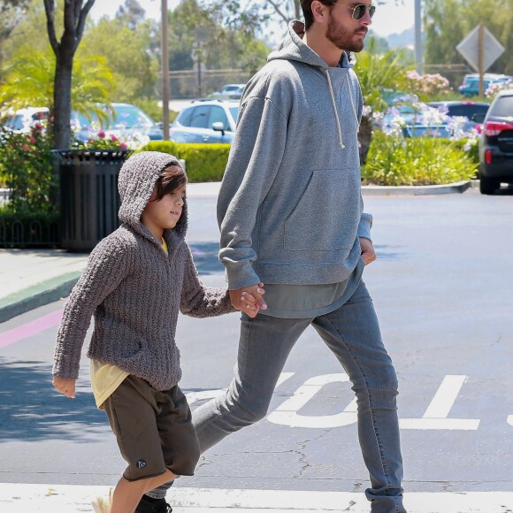 Kim Kardashian et Kanye West avec leur fille North lors d'une sortie au cinéma avec Kourtney Kardashian, Scott Disick, leurs enfants Penelope et Mason, et Kris Jenner, à Los Angeles le 25 juin 2016